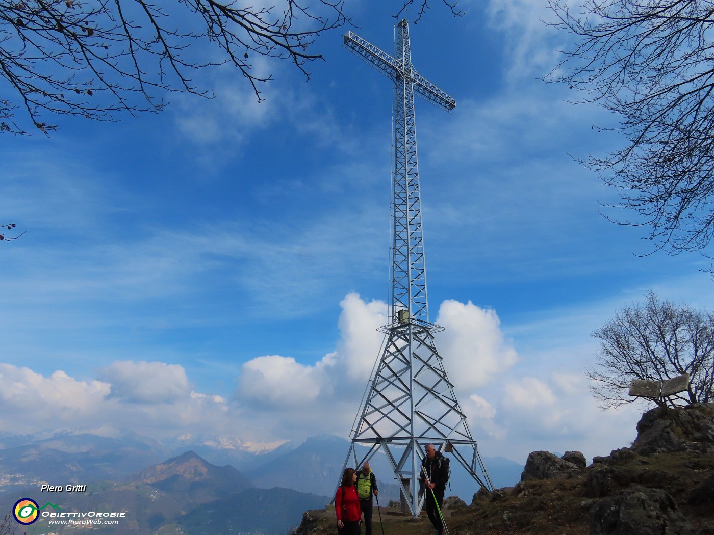 60 L'alta croce (20 m) del Monte Zucco .JPG